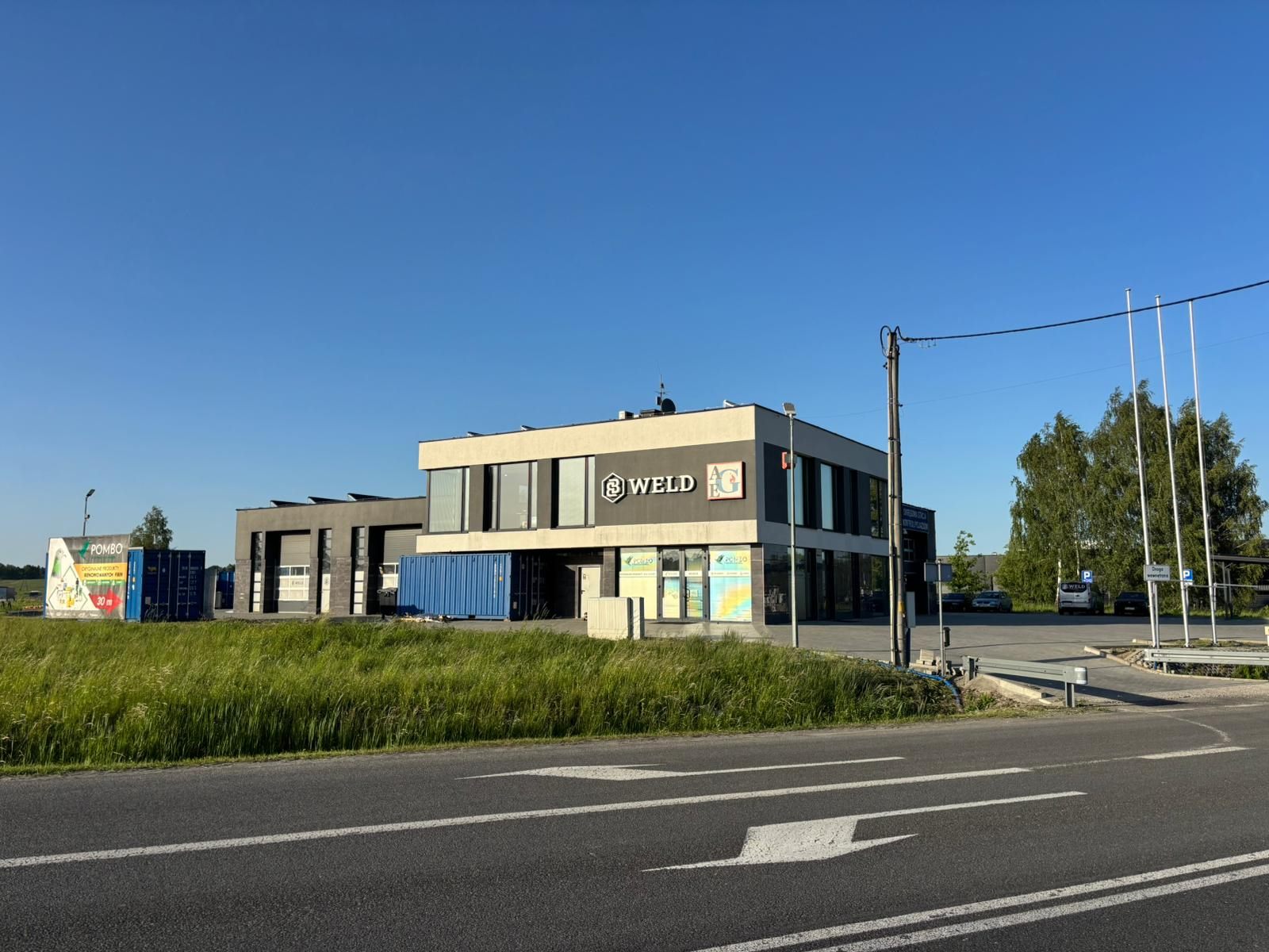 Widok obiektu stacji AEGBP od strony drogi